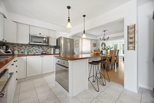 5390 Mcfarren Boulevard, Mississauga, ON - Indoor Photo Showing Kitchen With Upgraded Kitchen