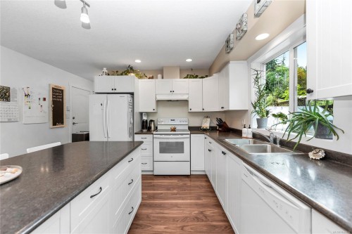7978 Northview Dr, Crofton, BC - Indoor Photo Showing Kitchen With Double Sink