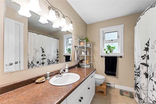 7978 Northview Dr, Crofton, BC - Indoor Photo Showing Bathroom