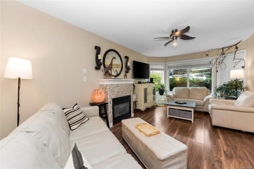 7978 Northview Dr, Crofton, BC - Indoor Photo Showing Living Room With Fireplace