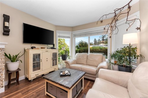 7978 Northview Dr, Crofton, BC - Indoor Photo Showing Living Room