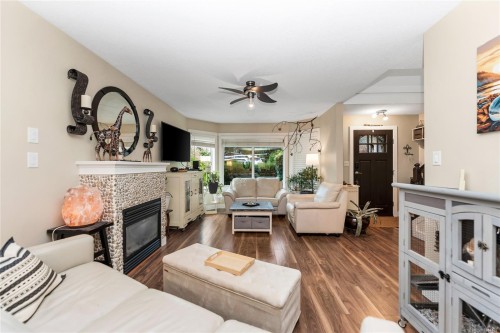 7978 Northview Dr, Crofton, BC - Indoor Photo Showing Living Room With Fireplace