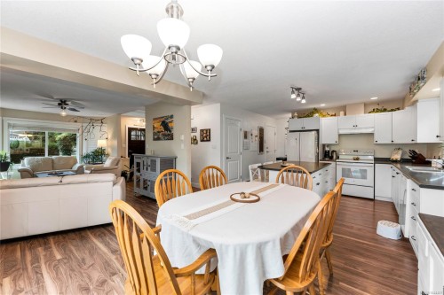 7978 Northview Dr, Crofton, BC - Indoor Photo Showing Dining Room
