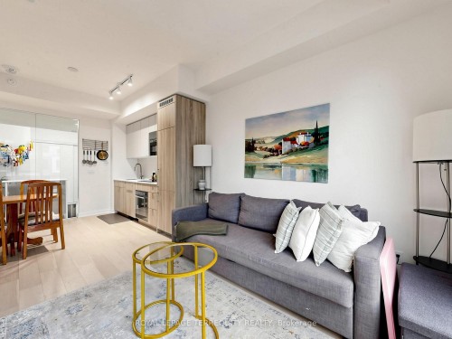612-840 St Clair Avenue W, Toronto, ON - Indoor Photo Showing Living Room