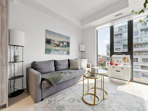 612-840 St Clair Avenue W, Toronto, ON - Indoor Photo Showing Living Room