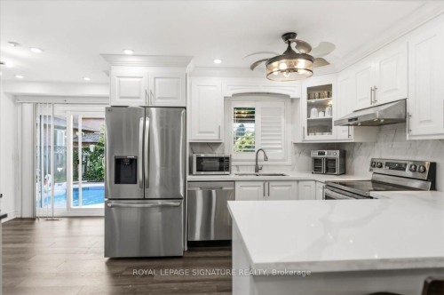 1778 Silverthorn Square, Pickering, ON - Indoor Photo Showing Kitchen With Double Sink With Upgraded Kitchen