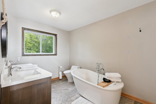 Master Bathroom - 327 Rue Thomas-Lefebvre, Mansfield-Et-Pontefract, QC - Indoor Photo Showing Bathroom