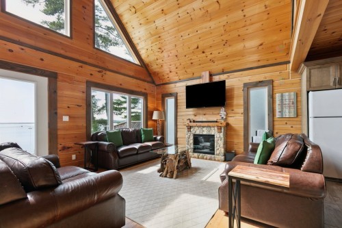 Living Room - 327 Rue Thomas-Lefebvre, Mansfield-Et-Pontefract, QC - Indoor Photo Showing Living Room With Fireplace