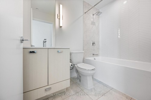 710-10 De Boers Drive E, Toronto, ON - Indoor Photo Showing Bathroom