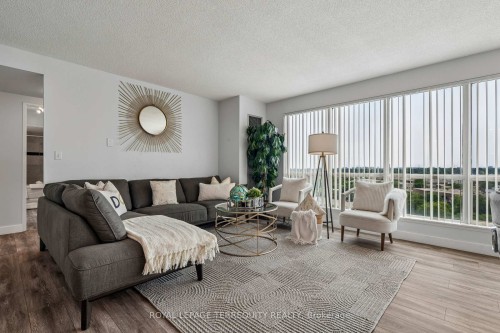 906-18 Lee Centre Drive, Toronto, ON - Indoor Photo Showing Living Room