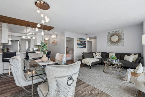 906-18 Lee Centre Drive, Toronto, ON - Indoor Photo Showing Living Room
