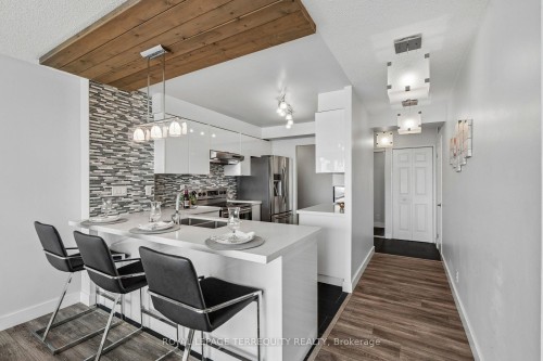 906-18 Lee Centre Drive, Toronto, ON - Indoor Photo Showing Dining Room