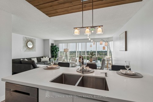 906-18 Lee Centre Drive, Toronto, ON - Indoor Photo Showing Kitchen With Double Sink