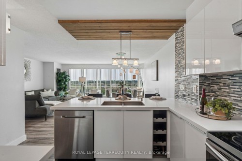 906-18 Lee Centre Drive, Toronto, ON - Indoor Photo Showing Kitchen