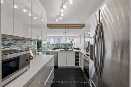 906-18 Lee Centre Drive, Toronto, ON - Indoor Photo Showing Kitchen With Stainless Steel Kitchen With Upgraded Kitchen