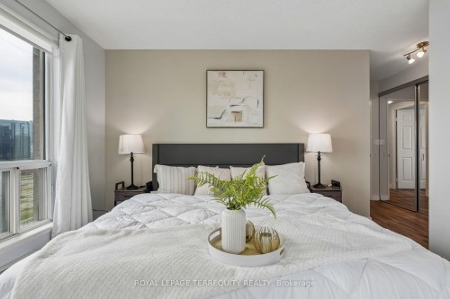 906-18 Lee Centre Drive, Toronto, ON - Indoor Photo Showing Bedroom