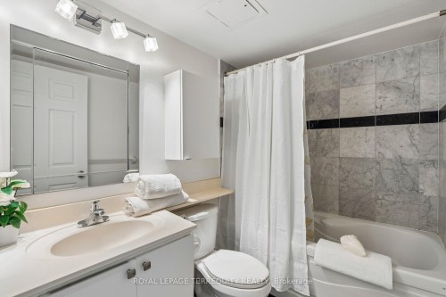 906-18 Lee Centre Drive, Toronto, ON - Indoor Photo Showing Bathroom