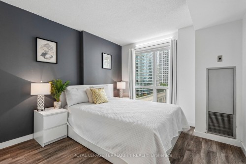 906-18 Lee Centre Drive, Toronto, ON - Indoor Photo Showing Bedroom