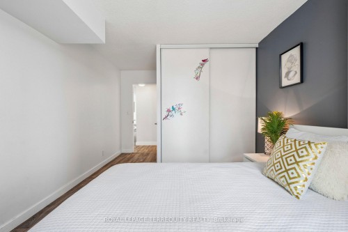 906-18 Lee Centre Drive, Toronto, ON - Indoor Photo Showing Bedroom