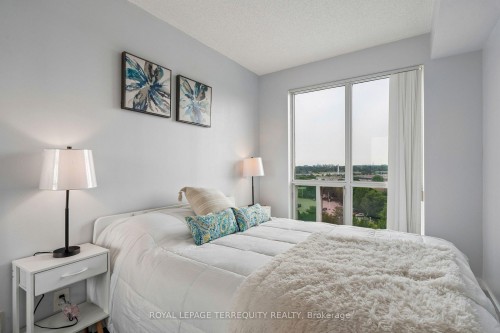 906-18 Lee Centre Drive, Toronto, ON - Indoor Photo Showing Bedroom