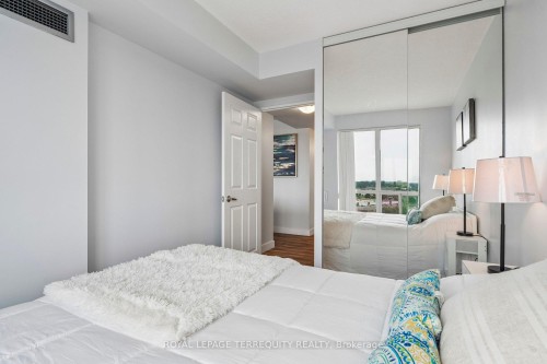 906-18 Lee Centre Drive, Toronto, ON - Indoor Photo Showing Bedroom