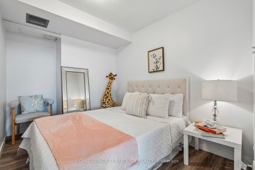 906-18 Lee Centre Drive, Toronto, ON - Indoor Photo Showing Bedroom