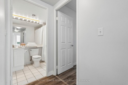 906-18 Lee Centre Drive, Toronto, ON - Indoor Photo Showing Bathroom