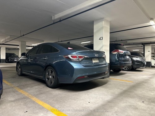 906-18 Lee Centre Drive, Toronto, ON - Indoor Photo Showing Garage