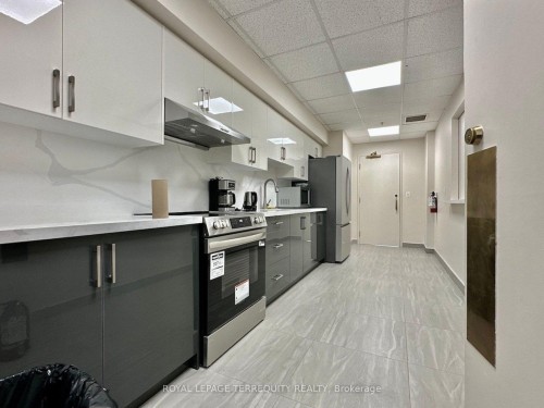 906-18 Lee Centre Drive, Toronto, ON - Indoor Photo Showing Kitchen