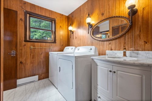 Salle de lavage - 2444 Place Surrey, Saint-Lazare, QC - Indoor Photo Showing Laundry Room