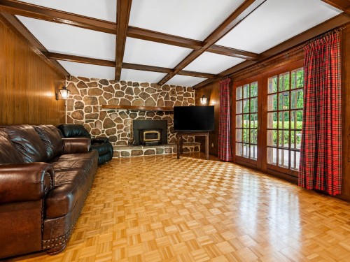 Salle familiale - 2444 Place Surrey, Saint-Lazare, QC - Indoor With Fireplace
