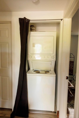 Salle de lavage - 44A Rue Robert, Saint-Sauveur, QC - Indoor Photo Showing Laundry Room