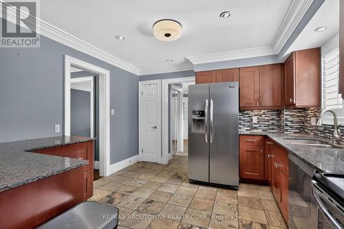 2102 Salma Crescent, Burlington, ON - Indoor Photo Showing Kitchen With Stainless Steel Kitchen