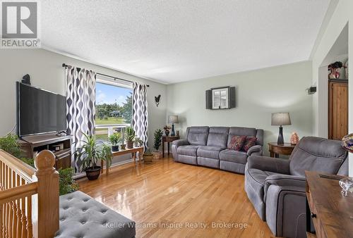 12 Jamie Crescent, Petawawa, ON - Indoor Photo Showing Living Room