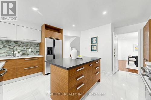 27 Melchior Crescent, Markham, ON - Indoor Photo Showing Kitchen With Upgraded Kitchen