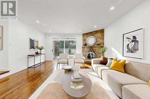 27 Melchior Crescent, Markham, ON - Indoor Photo Showing Living Room