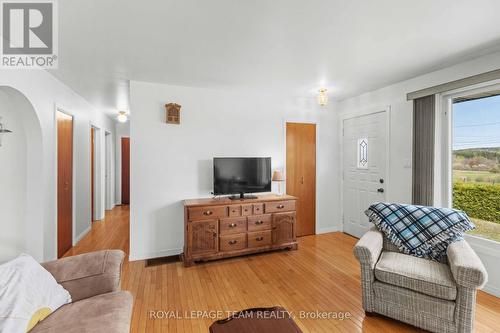 286 Siberia Road, Madawaska Valley, ON - Indoor Photo Showing Living Room