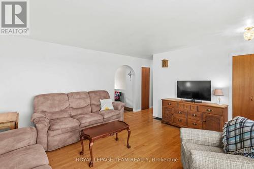 286 Siberia Road, Madawaska Valley, ON - Indoor Photo Showing Living Room
