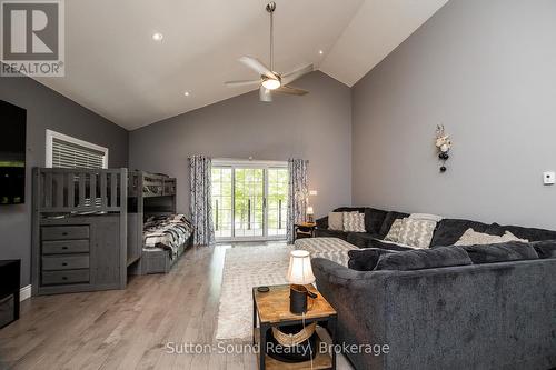 505556 Grey Road 1 Road, Georgian Bluffs, ON - Indoor Photo Showing Living Room