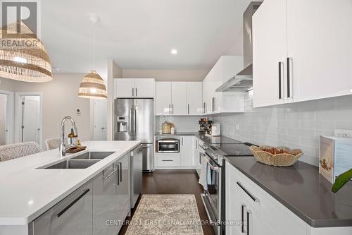 2773 Heardcreek Trail, London North (North S), ON - Indoor Photo Showing Kitchen With Double Sink With Upgraded Kitchen