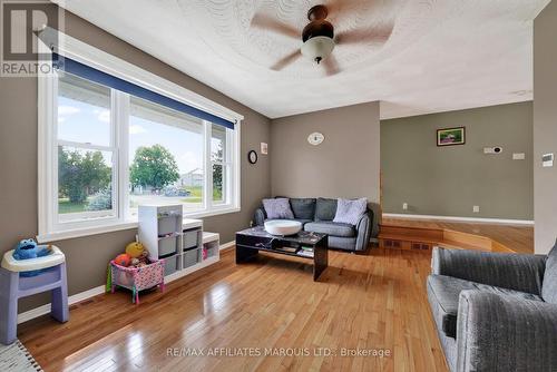 185 Dominion Street N, North Glengarry, ON - Indoor Photo Showing Living Room