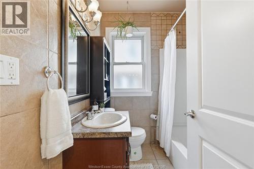 1585 Pillette, Windsor, ON - Indoor Photo Showing Bathroom
