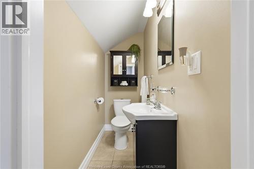 1585 Pillette, Windsor, ON - Indoor Photo Showing Bathroom