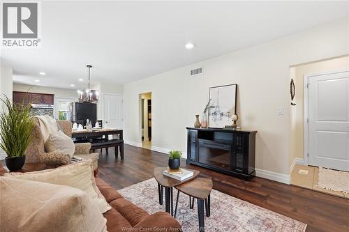 1585 Pillette, Windsor, ON - Indoor Photo Showing Living Room