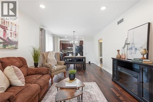 1585 Pillette, Windsor, ON - Indoor Photo Showing Living Room