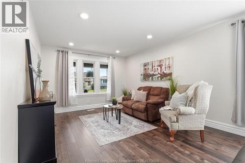 1585 Pillette, Windsor, ON - Indoor Photo Showing Living Room