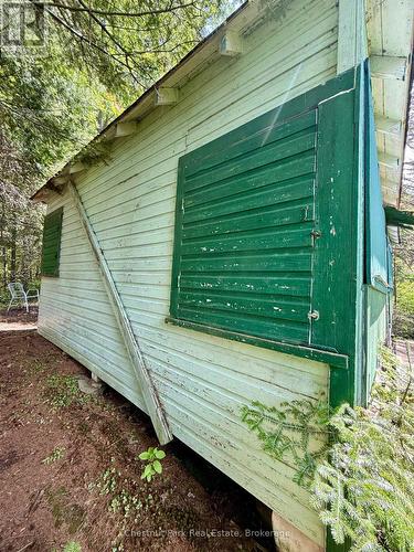 Side of cottage. Dark green are shutters - 17 Whitefish Lake Apl1582, Algonquin Highlands (Lawrence), ON - Outdoor