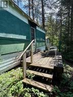 Lakeside of the cottage with a small deck - 