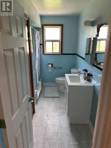 Washroom main floor - 309 Queen Mary Drive, Oakville, ON - Indoor Photo Showing Bathroom