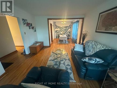 309 Queen Mary Drive, Oakville, ON - Indoor Photo Showing Living Room
